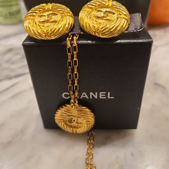 AUTH CHANEL 18K GOLD PLATED CC LOGO NECKLACE & EARRINGS SET - Picture 2 of 14